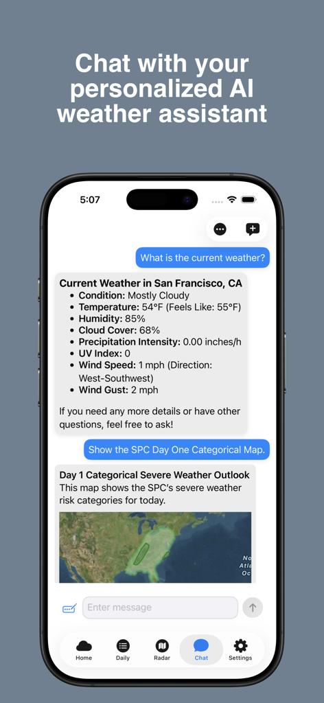 WeatherAI - Forecast & Radar - Interfaz de smartphone que muestra una conversación con un asistente meteorológico de IA personalizado que proporciona condiciones actuales y un mapa de clima severo.