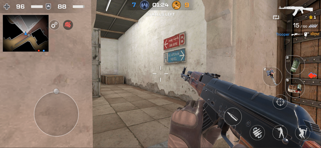 Gameplay eines Ego-Shooters von Critical Strike CS mit einem AK47-Gewehr und einer mobilen Benutzeroberfläche