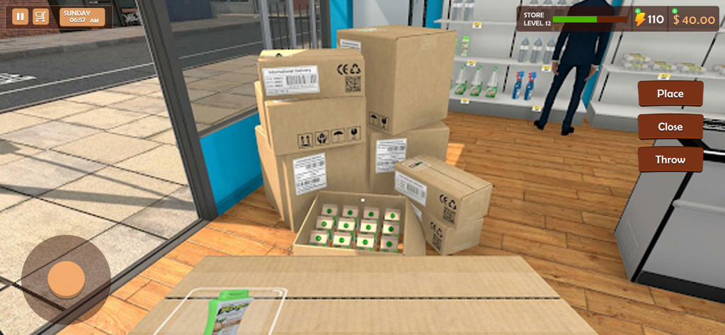 Jogabilidade em primeira pessoa mostrando caixas de papelão de entrega e reabastecimento de estoque em um simulador de supermercado