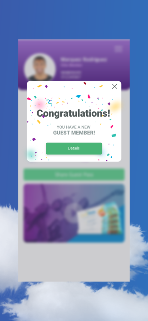 Travel Advantage - Una notifica pop-up nell'app Travel Advantage che si congratula con l'utente per un nuovo membro ospite con un pulsante verde per i dettagli
