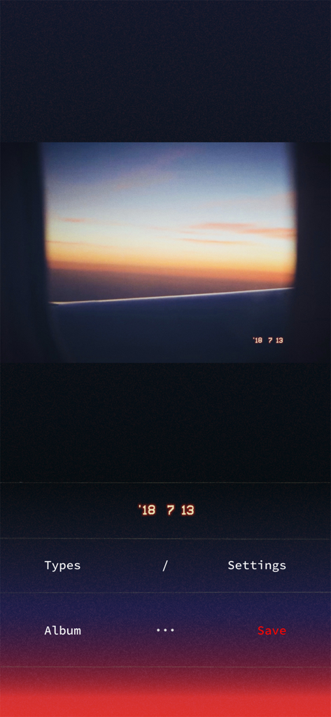 Filmlike Date Stamp - Une photo style vintage d'un coucher de soleil vu depuis la fenêtre d'un avion avec un tampon de date numérique orange dans le coin.