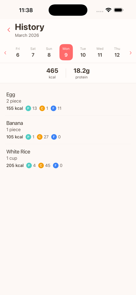 Kcalm Note - Schermata della cronologia dell'app Kcalm Note che visualizza un registro giornaliero dei pasti con calorie totali e conteggio delle proteine