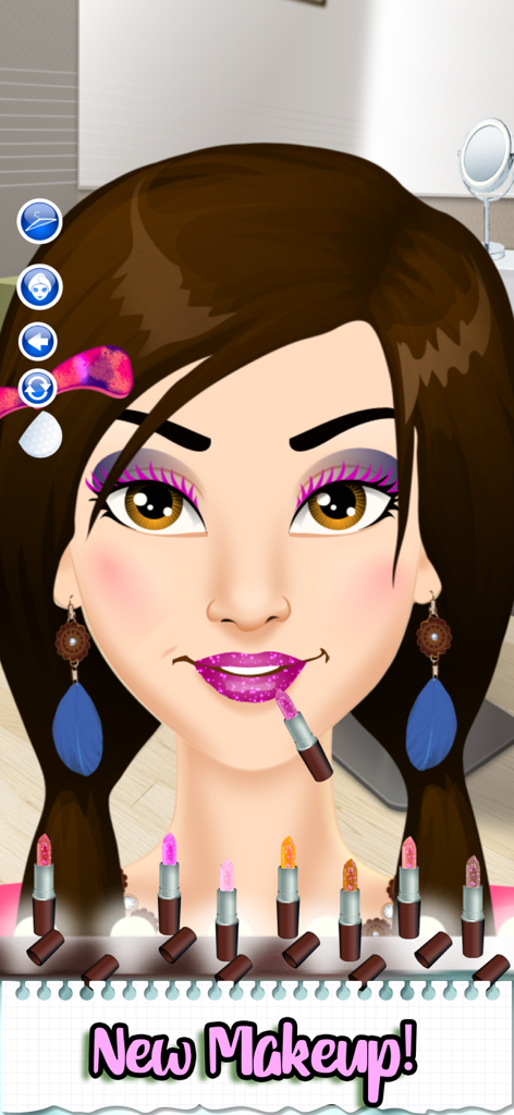 Una chica de dibujos animados aplicándose un lápiz labial morado brillante en la pantalla del salón de maquillaje de un juego de belleza.