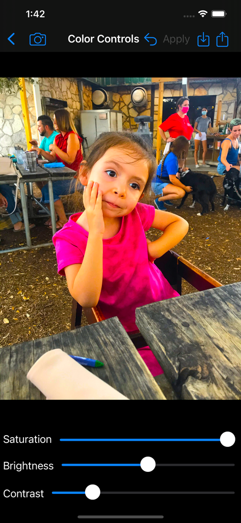 Interfaccia dell'app Filtri Immagine che mostra cursori regolabili per saturazione, luminosità e contrasto su un ritratto fotografico