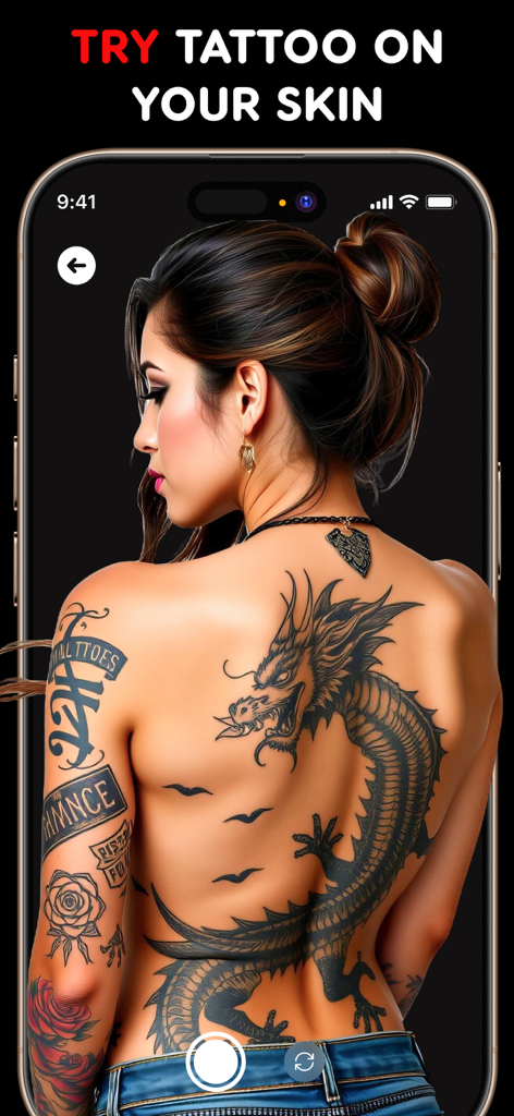 Mulher visualizando uma tatuagem de dragão nas costas usando o recurso de experimentação com RA