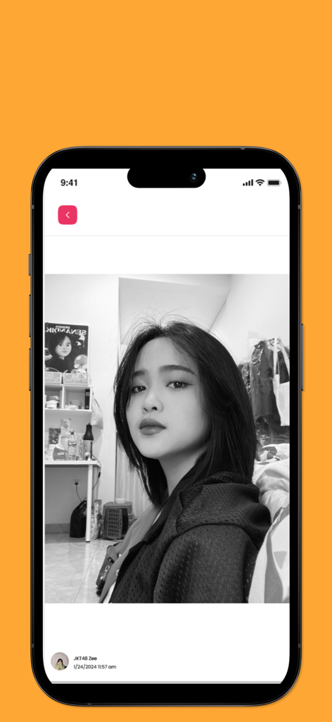 JKT48 PM - A black and white photo of JKT48 Zee within the private message app interface
