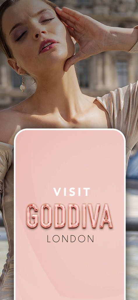 Schermata promozionale di Goddiva London con una modella in abbigliamento da sera elegante e un biglietto con logo rosa.