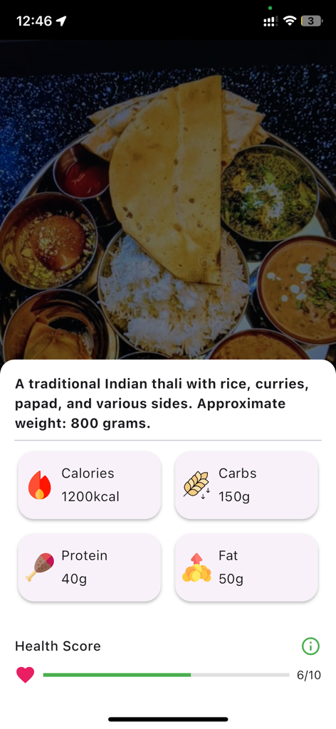 AI Calorie Counter - Tela do aplicativo Contador de Calorias por IA mostrando a análise nutricional e o detalhamento de macronutrientes de uma refeição thali indiana