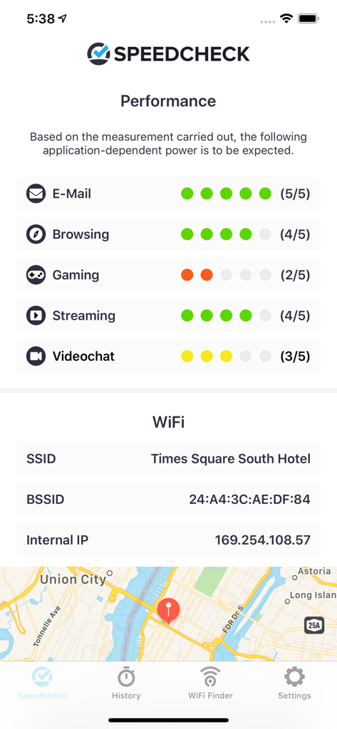 Interfaccia dell'app Speedcheck che mostra i punteggi di prestazione per diverse attività online e dettagli della rete WiFi con una mappa.