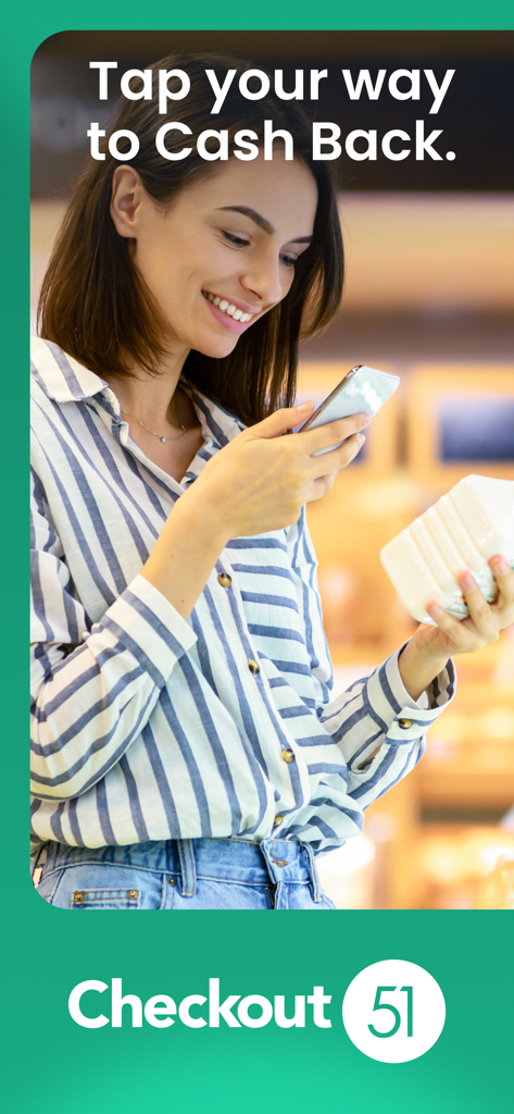 Una mujer usando la aplicación Checkout 51 para ganar reembolsos mientras compra comestibles.