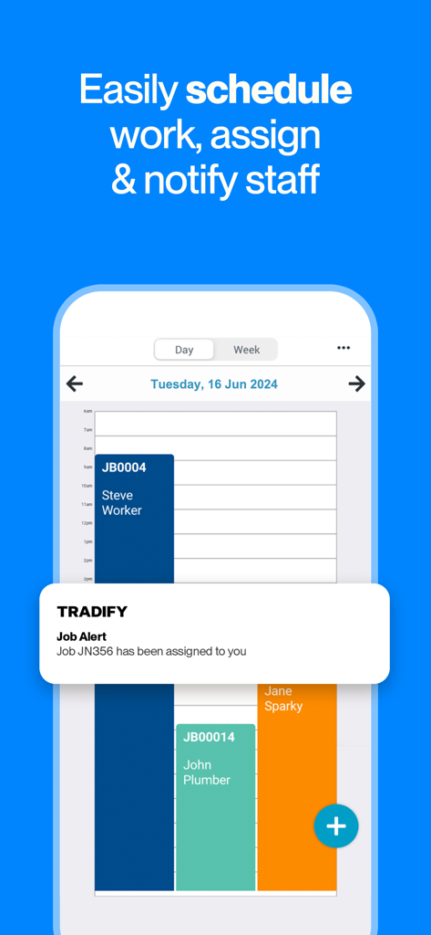 Tradify - Quote & Invoice Tool - Ein Screenshot der Tradify-App, der eine tägliche Kalenderansicht für die Arbeitsplanung und eine Benachrichtigung über die Auftragszuweisung für Mitarbeiter zeigt.