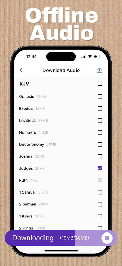 The Bible - KJV Bible & Verse - Un smartphone mostrando la interfaz de descarga de audio sin conexión para libros de la Biblia KJV