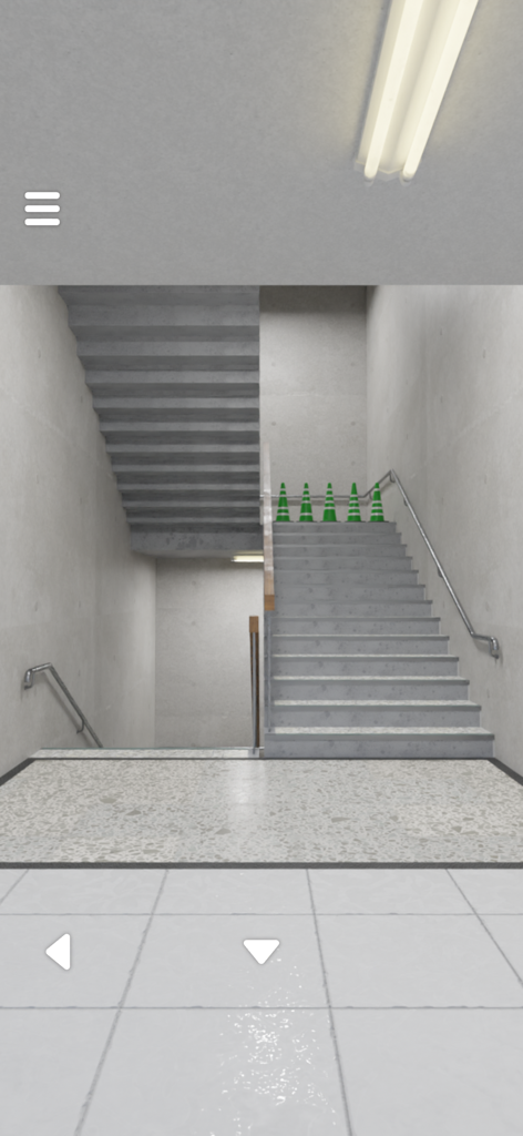 日本の学校の脱出ゲームで、緑色のコーンとナビゲーション矢印があるモダンなコンクリートの階段。
