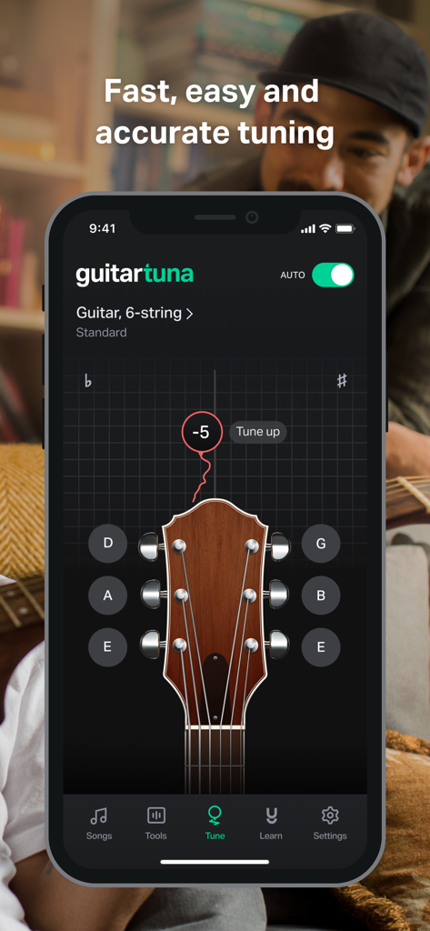 Screenshot der GuitarTuna App-Oberfläche, die ein 6-Saiten-Gitarrenstimmgerät mit visueller Rückmeldung für präzises Stimmen zeigt