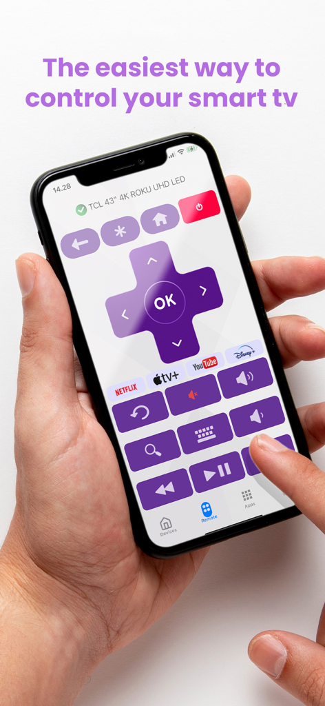 Una persona sosteniendo un iPhone que muestra la interfaz de la aplicación TV Remote Universal con botones de control digital para un Smart TV Roku