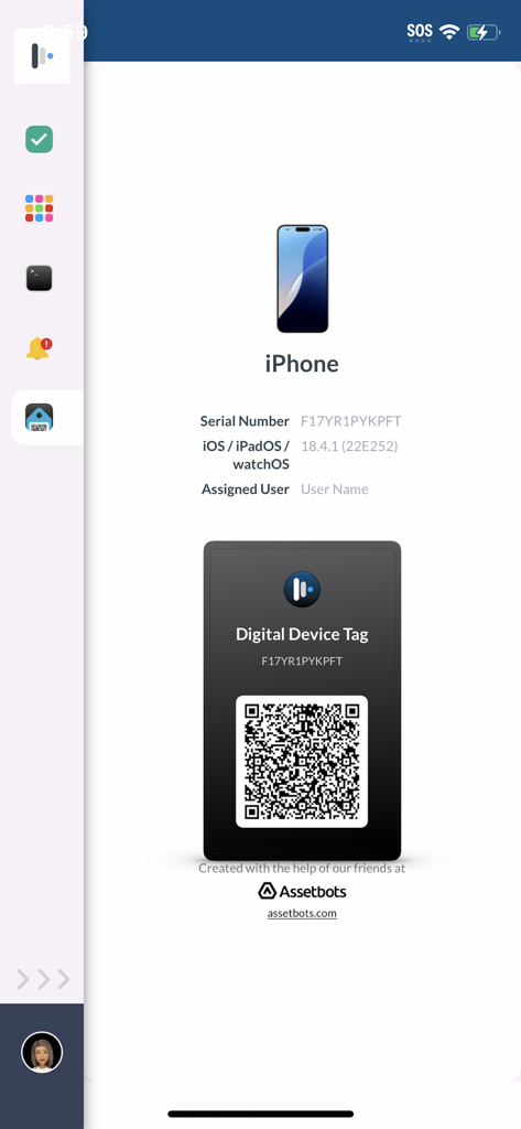 Mosyle Business - Interfaz de la aplicación Mosyle Business mostrando una etiqueta de dispositivo digital con un código QR y el número de serie del iPhone para la gestión de TI