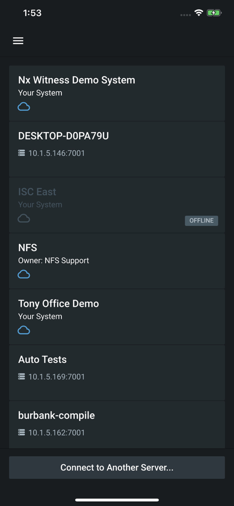 Nx Witness Mobile - Eine Liste verbundener Sicherheitssysteme und Server in der Nx Witness Mobile App-Oberfläche.