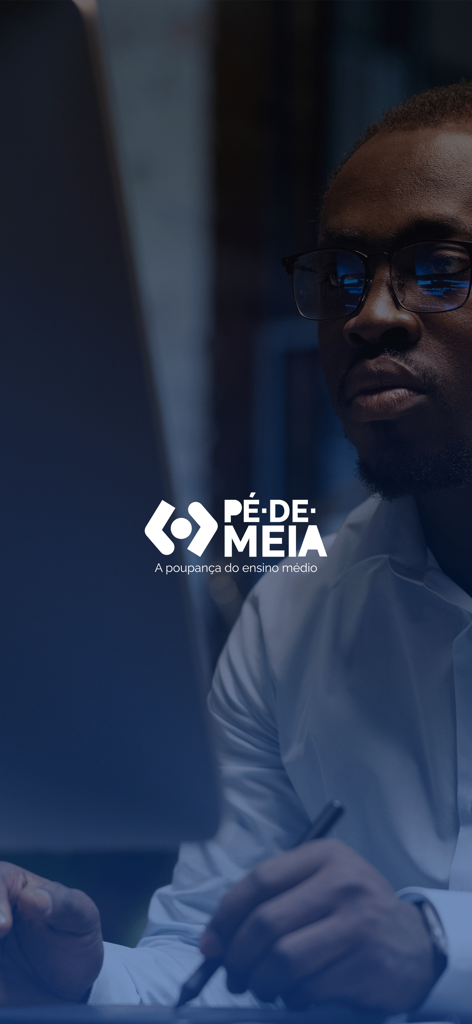 Pe-de-Meia app splash screen showing the program logo and a student focused on a computer screen