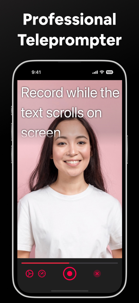 iPhone画面にスクロールするテキストが表示され、VidCapアプリのプロ仕様テレプロンプター機能を使用して動画を録画する女性
