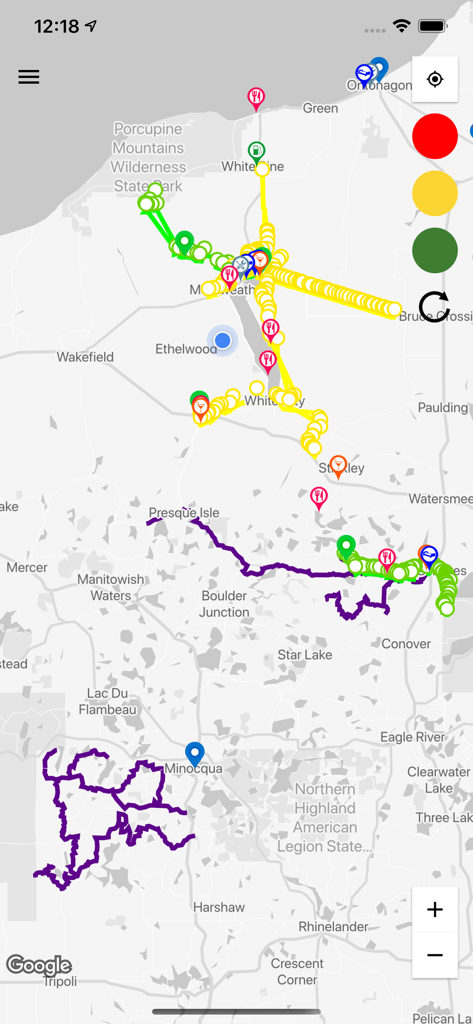 Vue carte de l'application GroomerTracker affichant les sentiers de motoneige damés et les points d'intérêt locaux tels que les stations-service et les restaurants.