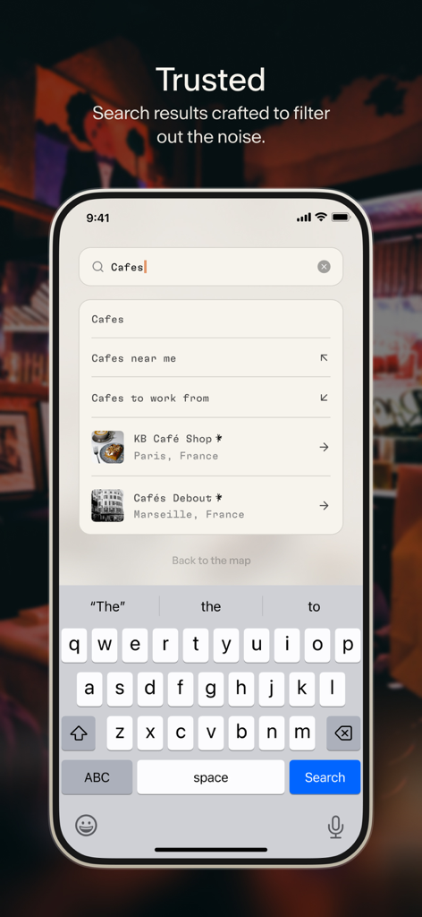Schermata di ricerca per caffè nell'app Places che mostra raccomandazioni curate a Parigi e Marsiglia.