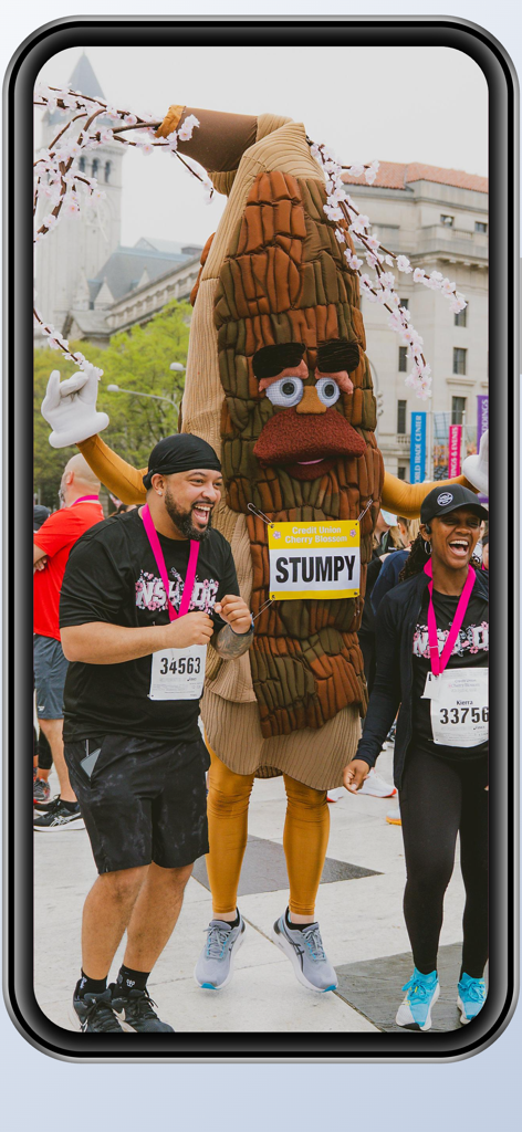 Cherry Blossom 10 Mile & 5K - Läufer posieren mit dem Stumpy-Maskottchen beim Cherry Blossom 10 Meilen und 5K Rennen