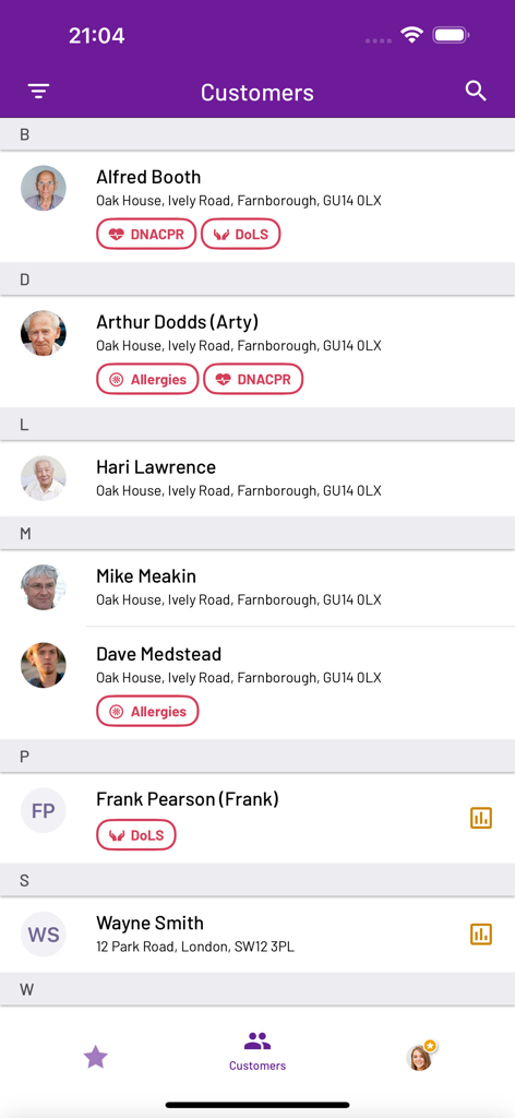 Un elenco di pazienti nell'app PASSforcare che mostra le loro foto, nomi, indirizzi e tag di stato clinico come DNACPR e Allergie
