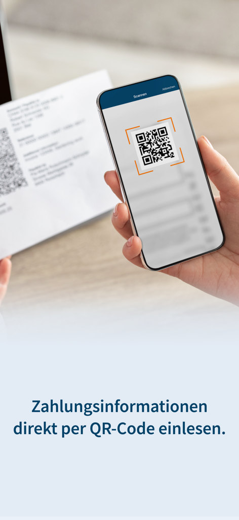 Eine Hand hält ein Smartphone, das einen QR-Code auf einer Papier Rechnung scannt, um eine Zahlung zu verarbeiten.