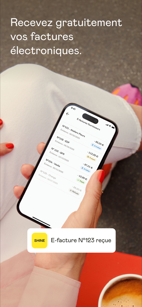 Shine - Compte pro en ligne - Personne tenant un smartphone affichant la fonctionnalité de suivi des factures fournisseurs électroniques de l'application Shine