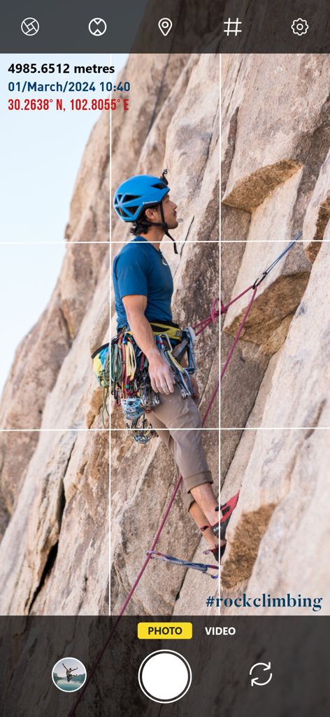 Interfaccia dell'app Timestamp Camera che mostra un arrampicatore con timbri di altitudine e posizione GPS
