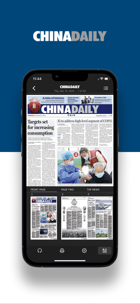 The China Daily iPaper - China Daily iPaperアプリを表示しているスマートフォンの画面。新聞のフロントページのデジタルレプリカとページナビゲーションのサムネイルが表示されています。