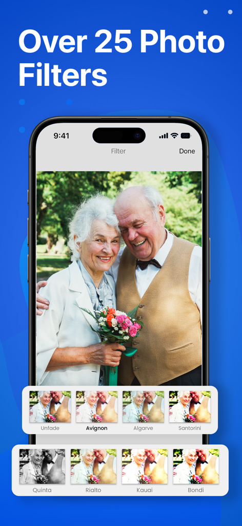 Una pantalla de smartphone que muestra una variedad de filtros de fotos utilizados para restaurar y mejorar una imagen vintage de una pareja de ancianos