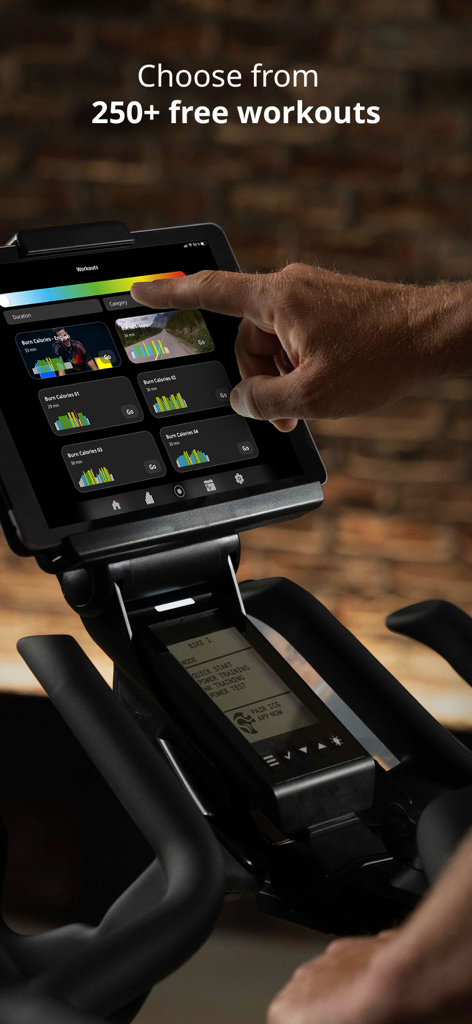 ICG Training - Una persona seleccionando entre más de 250 entrenamientos gratuitos en la aplicación ICG Training usando una tableta montada en una bicicleta de interior.