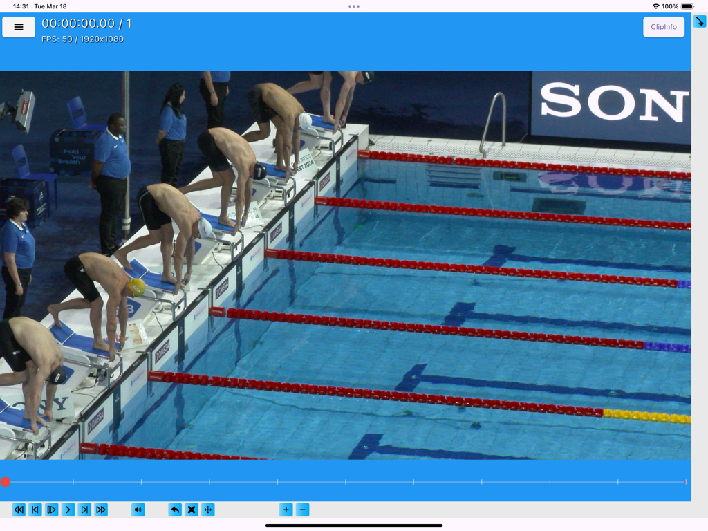 Video Analyzer Viewer - Video Analyzer Viewer-Oberfläche, die Schwimmer auf Startblöcken mit Videowiedergabesteuerungen zeigt