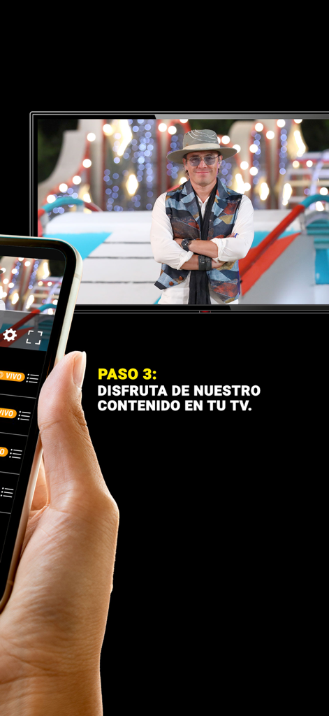 TV Azteca En Vivo - Uma mão segurando um smartphone transmitindo conteúdo de televisão em espanhol para um ecrã de TV grande