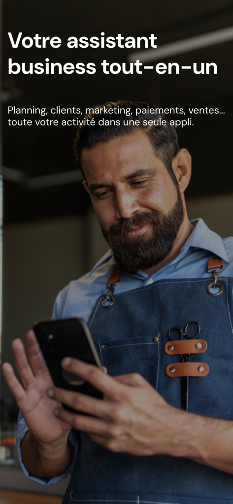 Fleeky Pro : Salon & Domicile - Um barbeiro profissional usando o aplicativo de gestão de negócios tudo-em-um Fleeky Pro em seu smartphone