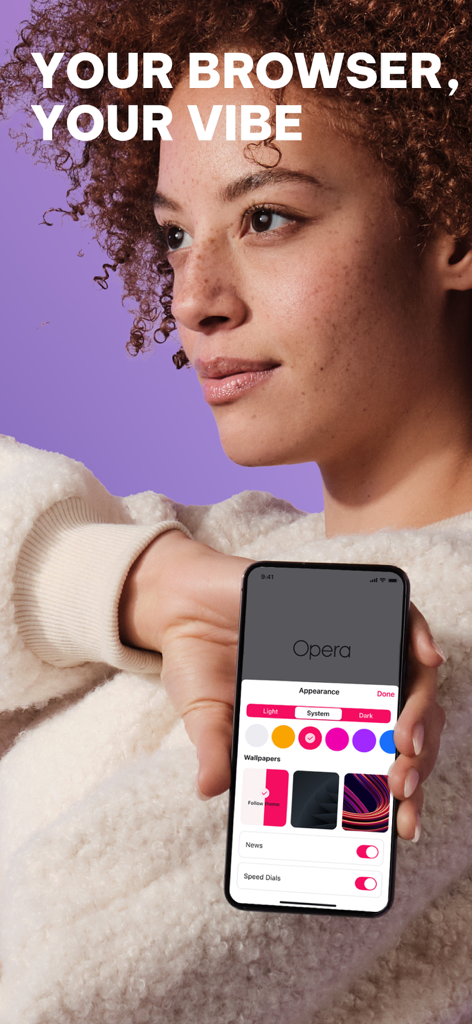 Eine Frau hält ein Telefon mit den Einstellungen für Anpassung und Design des Opera-Browsers.