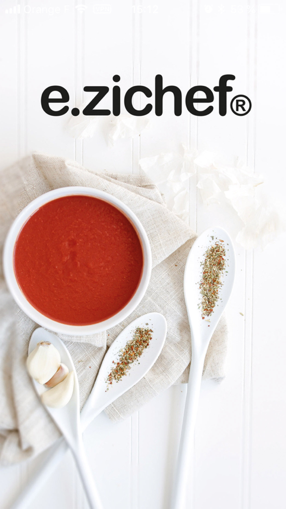 e.zichef - Logo de l'application e.zichef au-dessus d'un bol de soupe à la tomate avec de l'ail et des épices