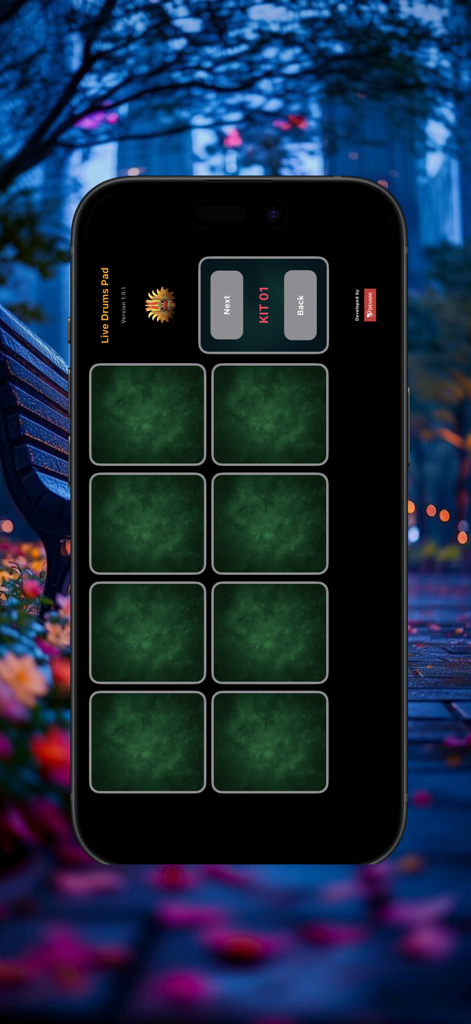 Live Drums Pad Pro - Una pantalla de smartphone que muestra la interfaz de Live Drums Pad Pro con ocho pads de batería texturizados de color verde y un menú de selección de kits