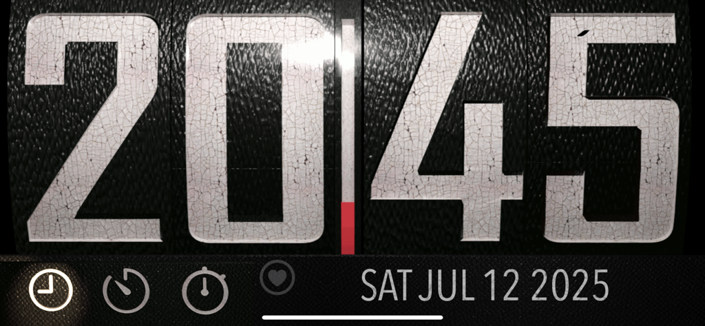 big O'Clock - Um display de relógio digital com grandes dígitos brancos texturizados em um fundo preto mostrando a hora 20:45 e a data sábado, 12 de julho de 2025.