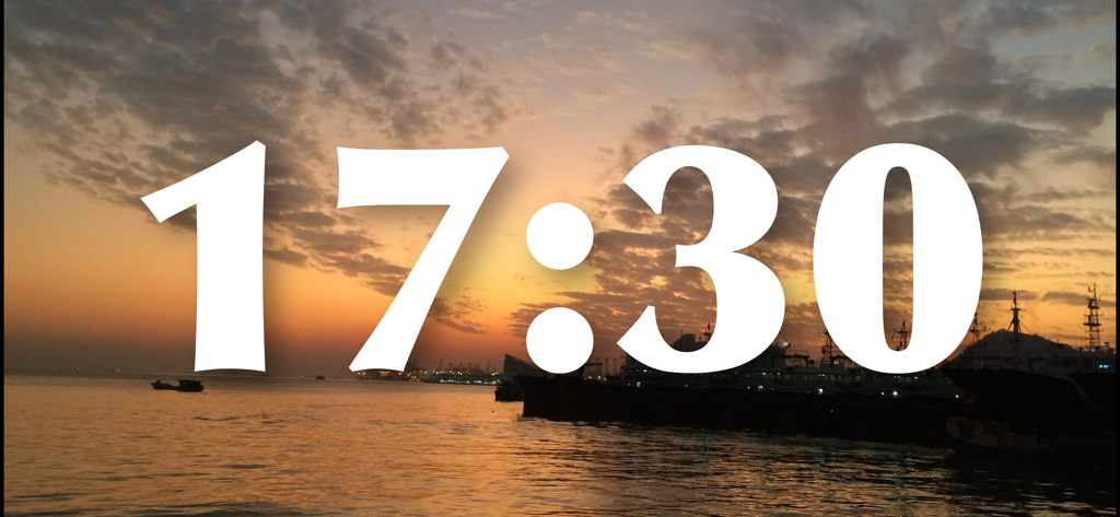 Simple Clock - Study With Me - Digitale Uhr, die 17:30 über einem ästhetischen Sonnenuntergangs-Hafen-Hintergrund anzeigt