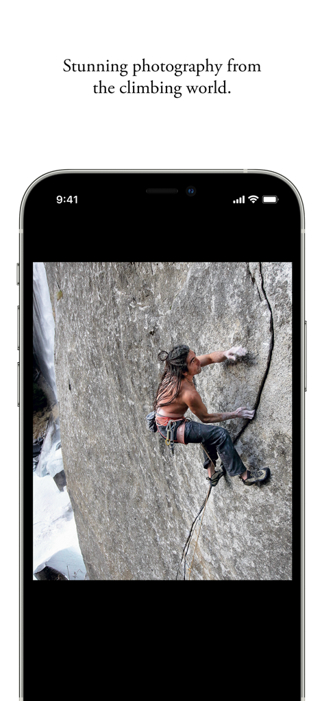 Ein hochwertiges Kletterfoto eines Felsenkletterers an einer steilen Wand innerhalb der Alpinist Magazine App