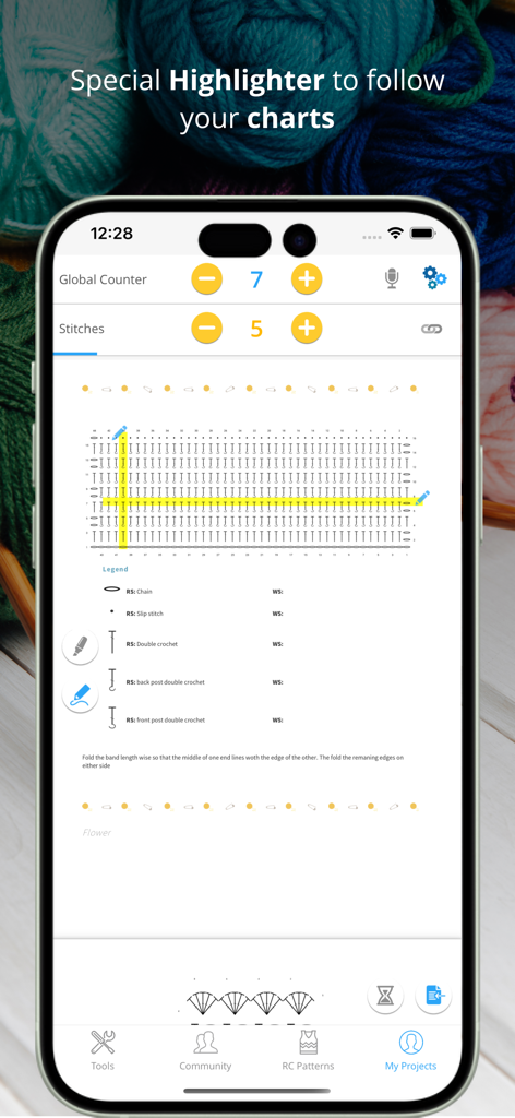 Tela de smartphone mostrando um gráfico de padrão de crochê com uma ferramenta de destaque amarela para acompanhar o progresso no aplicativo My Row Counter
