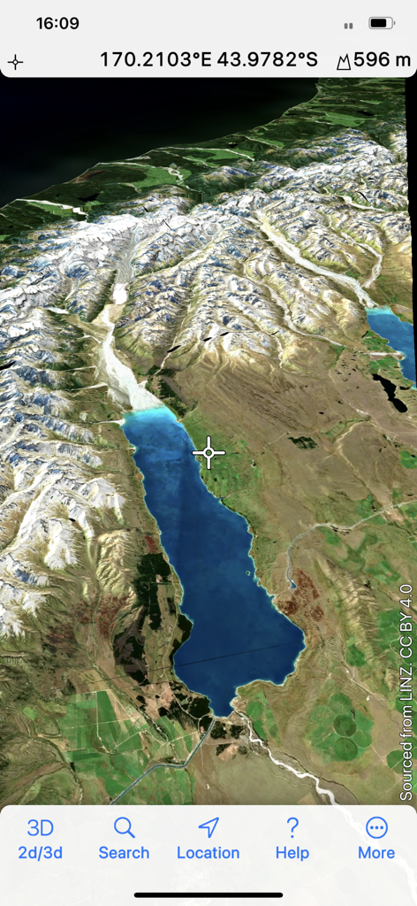 3D Map New Zealand - Una vista de mapa satelital 3D de montañas de Nueva Zelanda y un lago azul con coordenadas geográficas
