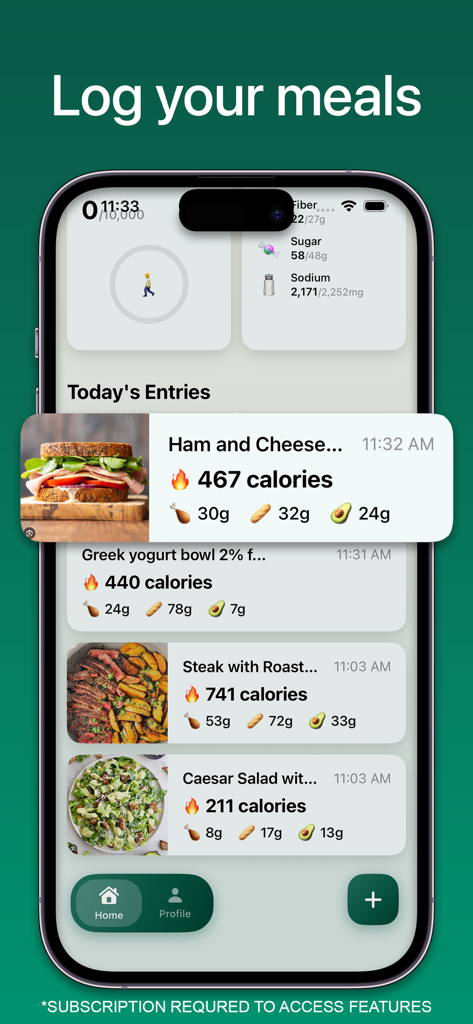 Clair - AI Calorie Tracker - Pantalla de iPhone que muestra la interfaz de la aplicación Clair con una lista de comidas registradas que incluyen desgloses de calorías y macronutrientes para un sándwich de jamón y queso, filete y ensalada.