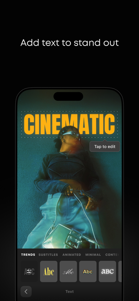 Pantalla de smartphone que muestra la interfaz de edición de texto de la aplicación Prequel con fuente amarilla cinematográfica y varias opciones de estilo