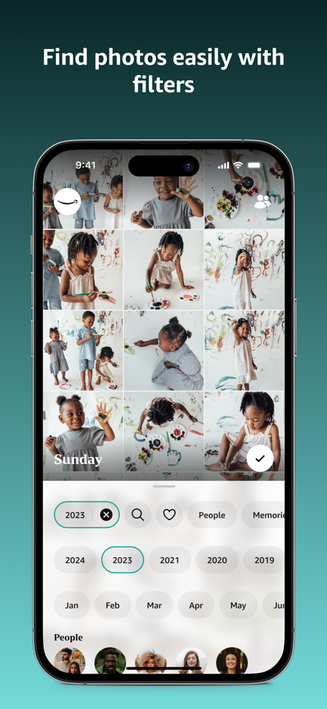 Amazon Photos 앱 인터페이스가 연도, 월, 사람별 검색 필터를 보여줌