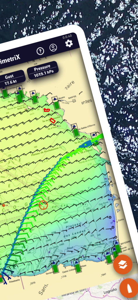 Interfaz de la aplicación NavimetriX mostrando cartas náuticas con barbillas de viento y datos meteorológicos para la planificación de rutas costeras.