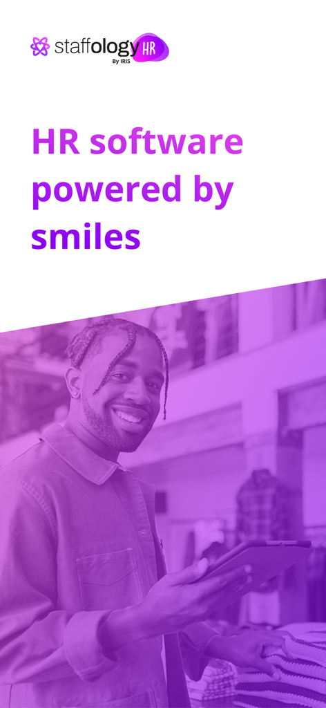 Tela de introdução do aplicativo Staffology HR com o slogan Software de RH movido a sorrisos e um profissional sorridente segurando um tablet.