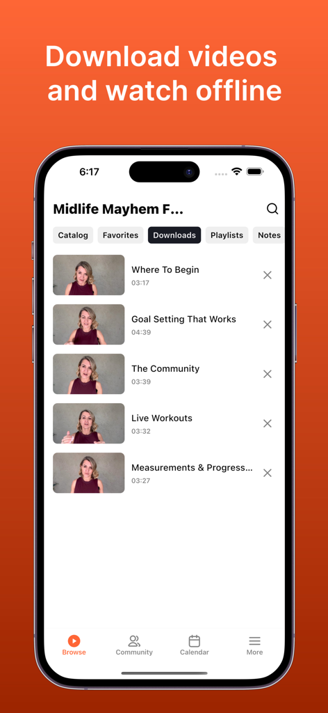 Midlife Mayhem Fitness - Interfaz de la aplicación Midlife Mayhem Fitness que muestra una lista de videos descargados para ver sin conexión.